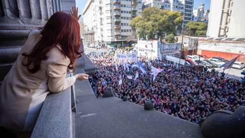 cristina fernandez de kirchner fue traslada a una clinica por una dolencia abdominal cristina fernandez de kirchner fue traslada a una clinica por una dolencia abdominal
