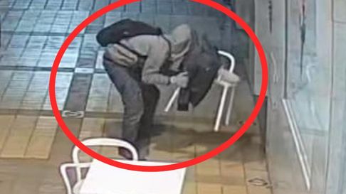 Un hombre fue detenido por ser sospechoso de robar sillas en una famosa heladería de Ciudad. Un hombre fue detenido por ser sospechoso de robar sillas en una famosa heladería de Ciudad.