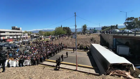Tras el accidente, cientos de personas pedían poder llevarse un trozo de carne pero fueron reprimidos por la Policía de Mendoza. Tras el accidente, cientos de personas pedían poder llevarse un trozo de carne pero fueron reprimidos por la Policía de Mendoza.