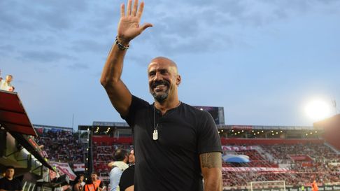 veron, calida recibida a cavenaghi y muy activo en la fiesta de estudiantes veron, calida recibida a cavenaghi y muy activo en la fiesta de estudiantes