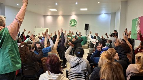 “Después de las paritarias vamos a llamar a una gran asamblea para definir cómo seguimos, dijo Roberto Macho (ATE). “Después de las paritarias vamos a llamar a una gran asamblea para definir cómo seguimos, dijo Roberto Macho (ATE).