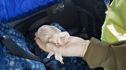 Gendarmería secuestró cocaína y marihuana en un colectivo donde viajaban hinchas de Independiente Rivadavia. Gendarmería secuestró cocaína y marihuana en un colectivo donde viajaban hinchas de Independiente Rivadavia.