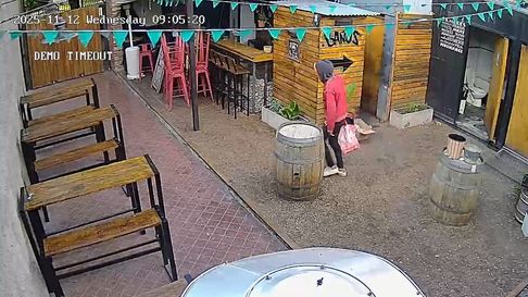Captura de cámara de Seguridad del ladrón ingresando al local ubicado en la Ciudad de Mendoza. Captura de cámara de Seguridad del ladrón ingresando al local ubicado en la Ciudad de Mendoza.