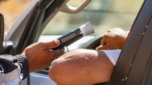 Test de alcoholemia positivo para el conductor de una camioneta. Imagen ilustrativa. Test de alcoholemia positivo para el conductor de una camioneta. Imagen ilustrativa.