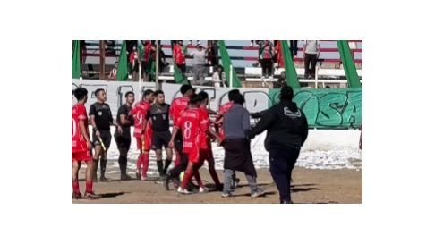 Brutal agresión de un jugador de Liga Mendocina a un árbitro y seguridad. Brutal agresión de un jugador de Liga Mendocina a un árbitro y seguridad.