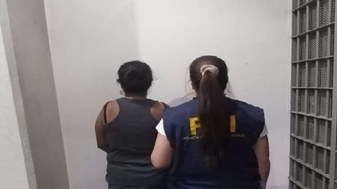 Una mujer fue detenida tras un allanamiento en el barrio Campo Papa. Una mujer fue detenida tras un allanamiento en el barrio Campo Papa.