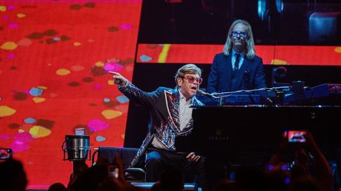 A pesar de los problemas de salud, Elton John se siente feliz de dedicarse por completo a su familia tras haberse retirado de las giras. A pesar de los problemas de salud, Elton John se siente feliz de dedicarse por completo a su familia tras haberse retirado de las giras.