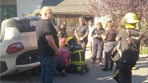 fuerte choque en berisso: un auto volco y su conductora quedo atrapada fuerte choque en berisso: un auto volco y su conductora quedo atrapada