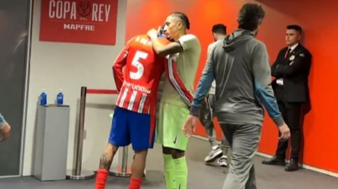 Raphinha abraza a De Paul luego de la victoria culé. Raphinha abraza a De Paul luego de la victoria culé.