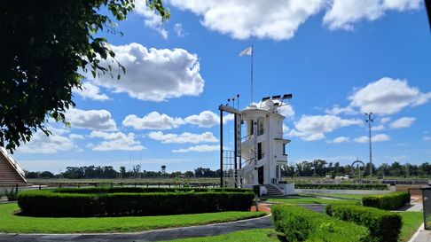 Hubo inconvenientes tras una nueva suspensión de jornada en el Hipódromo de La Plata Hubo inconvenientes tras una nueva suspensión de jornada en el Hipódromo de La Plata