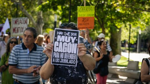 Postal de una protesta de jubilados en Mendoza, con consignas contra Javier Milei. Postal de una protesta de jubilados en Mendoza, con consignas contra Javier Milei.
