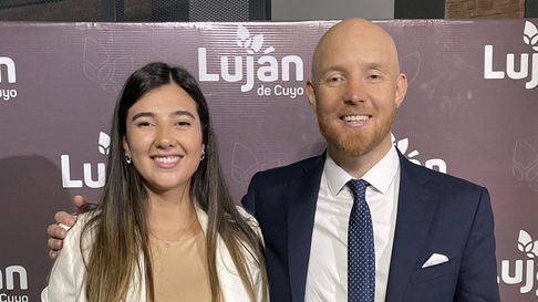 Julieta Reyes y el intendente, Esteban Allasino. Julieta Reyes y el intendente, Esteban Allasino.