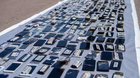 Compactaron celulares decomisados en las cárceles de Mendoza. Compactaron celulares decomisados en las cárceles de Mendoza.