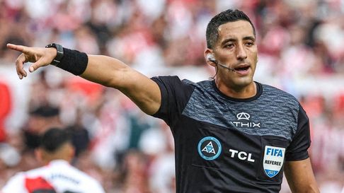 Falcón Pérez, árbitro de la AFA, y su relación con un integrante de Argentina Socca Falcón Pérez, árbitro de la AFA, y su relación con un integrante de Argentina Socca