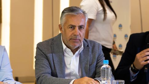 Alfredo Cornejo ofreció a los gremios estatales subas por debajo de la inflación. Alfredo Cornejo ofreció a los gremios estatales subas por debajo de la inflación.