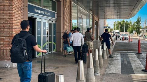 Protesta por los despidos en el Servicio Meteorológico pone en riesgo los vuelos de todo el país Protesta por los despidos en el Servicio Meteorológico pone en riesgo los vuelos de todo el país