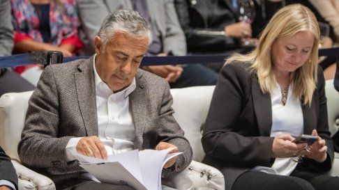 Alfredo Cornejo y su vice, Hebe Casado, en un evento vendimial. Alfredo Cornejo y su vice, Hebe Casado, en un evento vendimial.