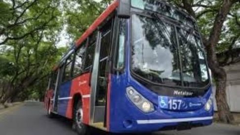 Un robo sucedió arriba de un colectivo de la línea 700 que circulaba por Luján de Cuyo. Un robo sucedió arriba de un colectivo de la línea 700 que circulaba por Luján de Cuyo.