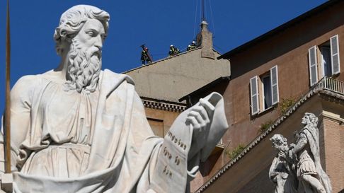 El Vaticano ya instaló la chimenea en la Capilla Sixtina El Vaticano ya instaló la chimenea en la Capilla Sixtina