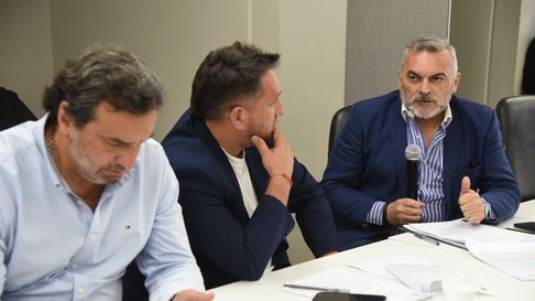 El gremio petrolero expuso ante el Senado mendocino una caída del 18% en la producción y el abandono de tareas ambientales en los yacimientos del norte provincial. El gremio petrolero expuso ante el Senado mendocino una caída del 18% en la producción y el abandono de tareas ambientales en los yacimientos del norte provincial.