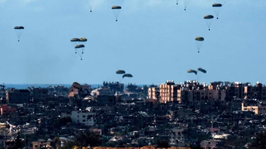 Paquetes de ayuda llegan a Gaza vía aérea mientras Israel ataca a Gaza y sus habitantes en una guerra perpetua.&nbsp;
