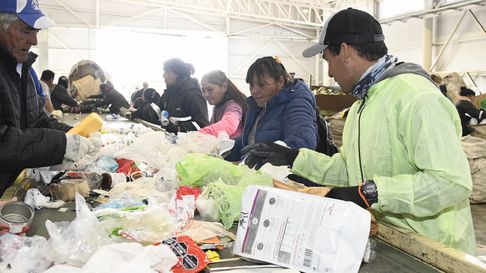 Los recicladores del basural de Puente de Hierro podrán ingresar a un programa municipal. Los recicladores del basural de Puente de Hierro podrán ingresar a un programa municipal.