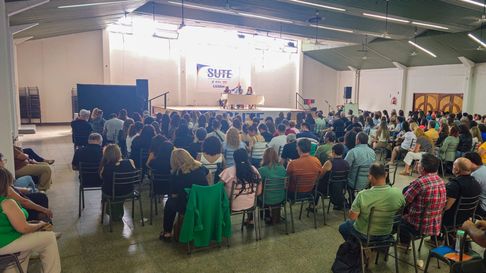 El gremio docente decidió bajar la oferta salarial a las bases. El gremio docente decidió bajar la oferta salarial a las bases.