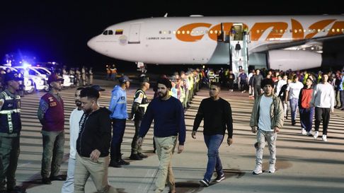 Un avión proveniente de Estados Unidos llegó a Venezuela con 176 hombres, 30 mujeres y 2 niños a bordo Un avión proveniente de Estados Unidos llegó a Venezuela con 176 hombres, 30 mujeres y 2 niños a bordo