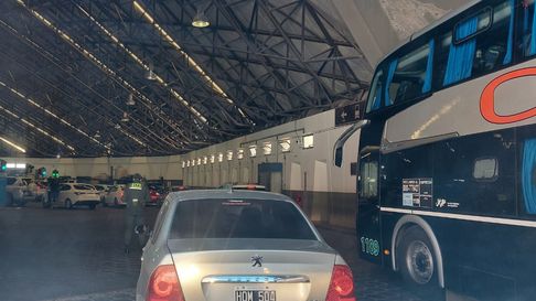 Muchos autos esperan cruzar a Chile por Carnaval. Muchos autos esperan cruzar a Chile por Carnaval.