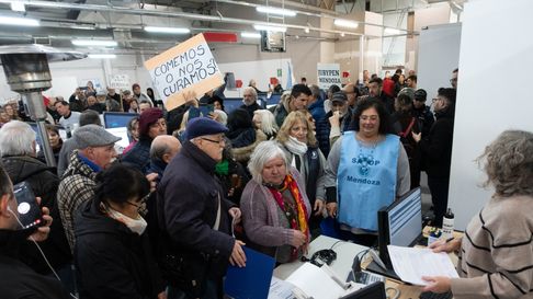 La ronda 74 de los jubilados de Mendoza culminó en la sede del PAMI con una encendida protesta contra el libertario David Litvinchuk. La ronda 74 de los jubilados de Mendoza culminó en la sede del PAMI con una encendida protesta contra el libertario David Litvinchuk.