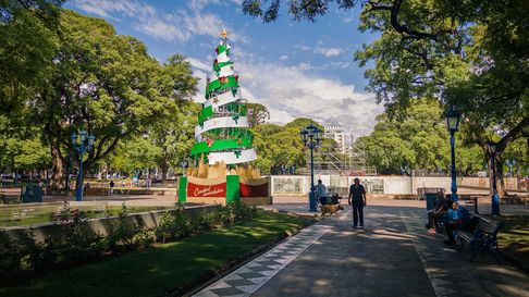 La Plaza Independencia, decorada por Navidad. La Plaza Independencia, decorada por Navidad.
