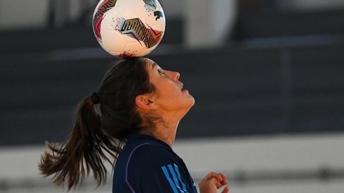 Ana Ontiveros es una de las mendocinas que es figura del fútbol de salón femenino. Ana Ontiveros es una de las mendocinas que es figura del fútbol de salón femenino.