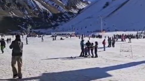 Las personas se acercaron a disfrutar de una jornada invernal en Las Leñas. Las personas se acercaron a disfrutar de una jornada invernal en Las Leñas.