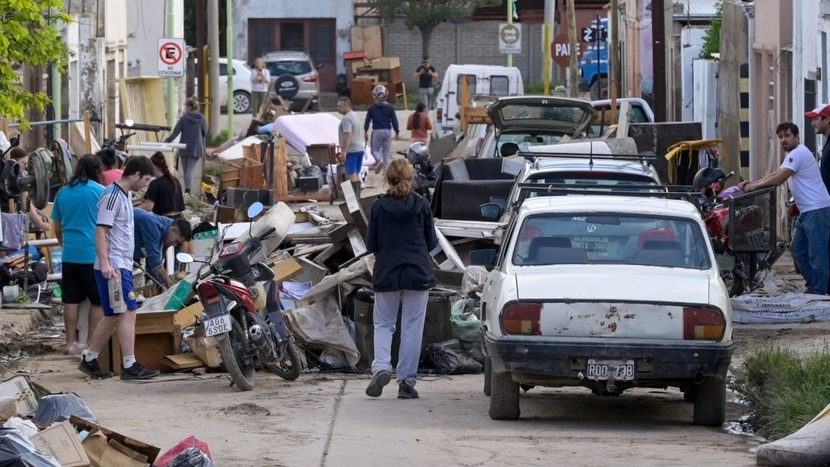Ya son 16 los muertos por el temporal en Bahía Blanca y buscan a más de 100 personas