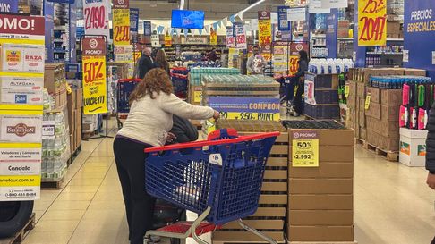 Informe del CEPA revela que el 46% de las compras de alimentos se pagan con tarjeta y advierte por impacto de la inflación y el dólar. Informe del CEPA revela que el 46% de las compras de alimentos se pagan con tarjeta y advierte por impacto de la inflación y el dólar.