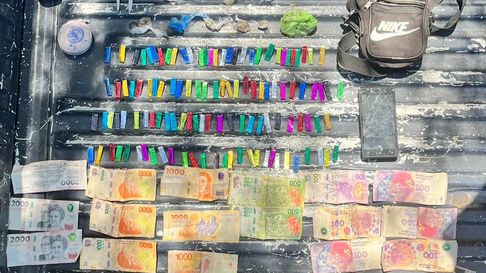 Un hombre quedó detenido tras encontrarse una variedad de droga fraccionada entre sus pertenecias. Un hombre quedó detenido tras encontrarse una variedad de droga fraccionada entre sus pertenecias.