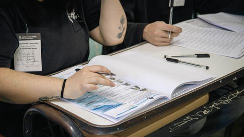 Vecinos de Maipú, Luján, La Paz, Santa Rosa, Rivadavia y San Rafael volverán a ir a elecciones con boletas de papel. Vecinos de Maipú, Luján, La Paz, Santa Rosa, Rivadavia y San Rafael volverán a ir a elecciones con boletas de papel.