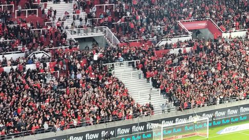 Barras de la facción disidente de Estudiantes, con derecho de admisión aplicado Barras de la facción disidente de Estudiantes, con derecho de admisión aplicado