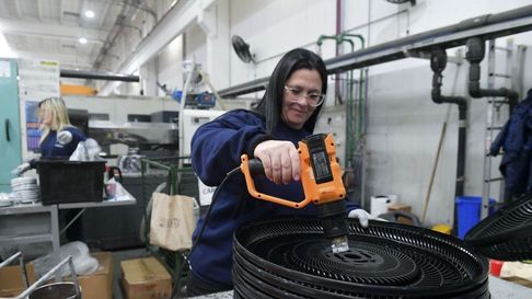 El INDEC infromó en marzo de 2025 una suba interanual del 5,6%, impulsada principalmente por la intermediación financiera, la construcción y el comercio mayorista y minorista. El INDEC infromó en marzo de 2025 una suba interanual del 5,6%, impulsada principalmente por la intermediación financiera, la construcción y el comercio mayorista y minorista.