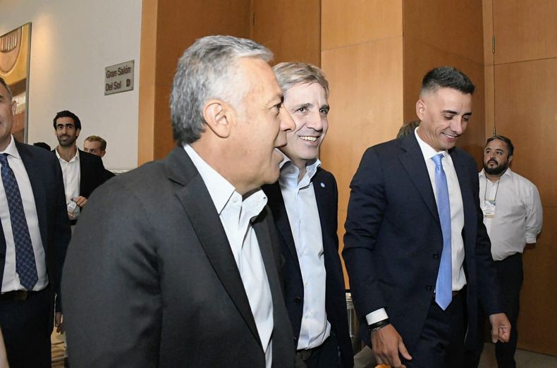 El gobernador Alfredo Cornejo junto al ministro de Econom&iacute;a de la Naci&oacute;n, Luis Caputo y el intendente de Guaymall&eacute;n, Marcos Calvente. Luego habl&oacute; de las elecciones.&nbsp;