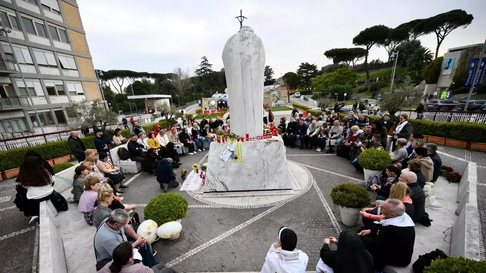El Papa Francisco no tuvo que utilizar ventilación mecánica anoche. El Papa Francisco no tuvo que utilizar ventilación mecánica anoche.