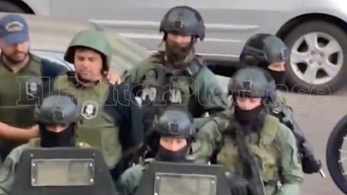 Esposado, con casco y chaleco antibalas, así llegó Iván Tobar a los Tribunales Esposado, con casco y chaleco antibalas, así llegó Iván Tobar a los Tribunales