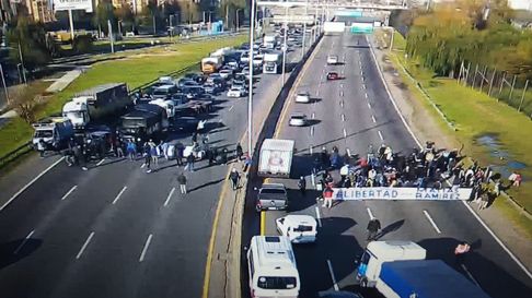 gran corte en la autopista buenos aires - la plata por una manifestacion gran corte en la autopista buenos aires - la plata por una manifestacion