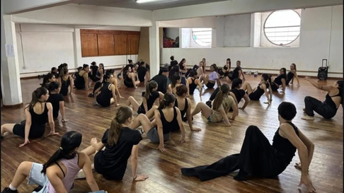 Este año hubo una gran concurrencia de bailarines y actores. Este año hubo una gran concurrencia de bailarines y actores.