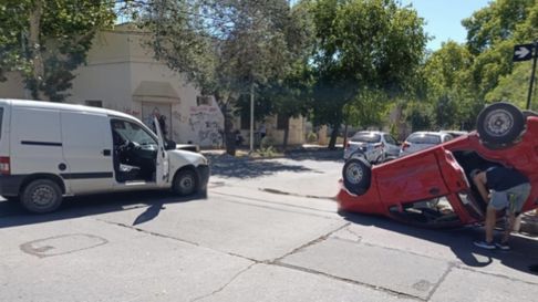 Producto del choque, uno de los autos terminó volcado. Producto del choque, uno de los autos terminó volcado.