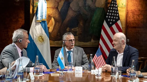 Robert Kennedy, secretario de Salud de Donald Trump, con los ministros Mario Lugones y Federico Sturzenegger. Robert Kennedy, secretario de Salud de Donald Trump, con los ministros Mario Lugones y Federico Sturzenegger.