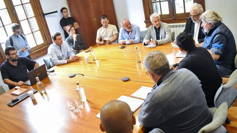 La Comisión de Derechos y Garantías visitó AySaM para pedir explicaciones por los problemas en la provisión de agua a vecinos de Las Heras y Guaymallén La Comisión de Derechos y Garantías visitó AySaM para pedir explicaciones por los problemas en la provisión de agua a vecinos de Las Heras y Guaymallén