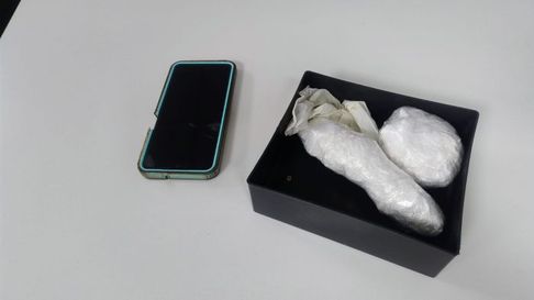 Droga y celular secuestrado al penitenciario detenido. Droga y celular secuestrado al penitenciario detenido.
