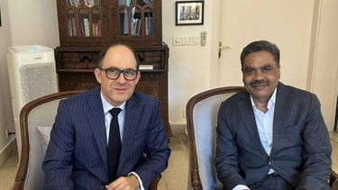 Embajador argentino junto a Atul Ladha,Director General de Vectus Industries Ltd.