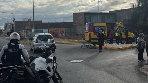 El ciclista fue trasladado a un hospital tras golpear su cabeza con un cordón El ciclista fue trasladado a un hospital tras golpear su cabeza con un cordón